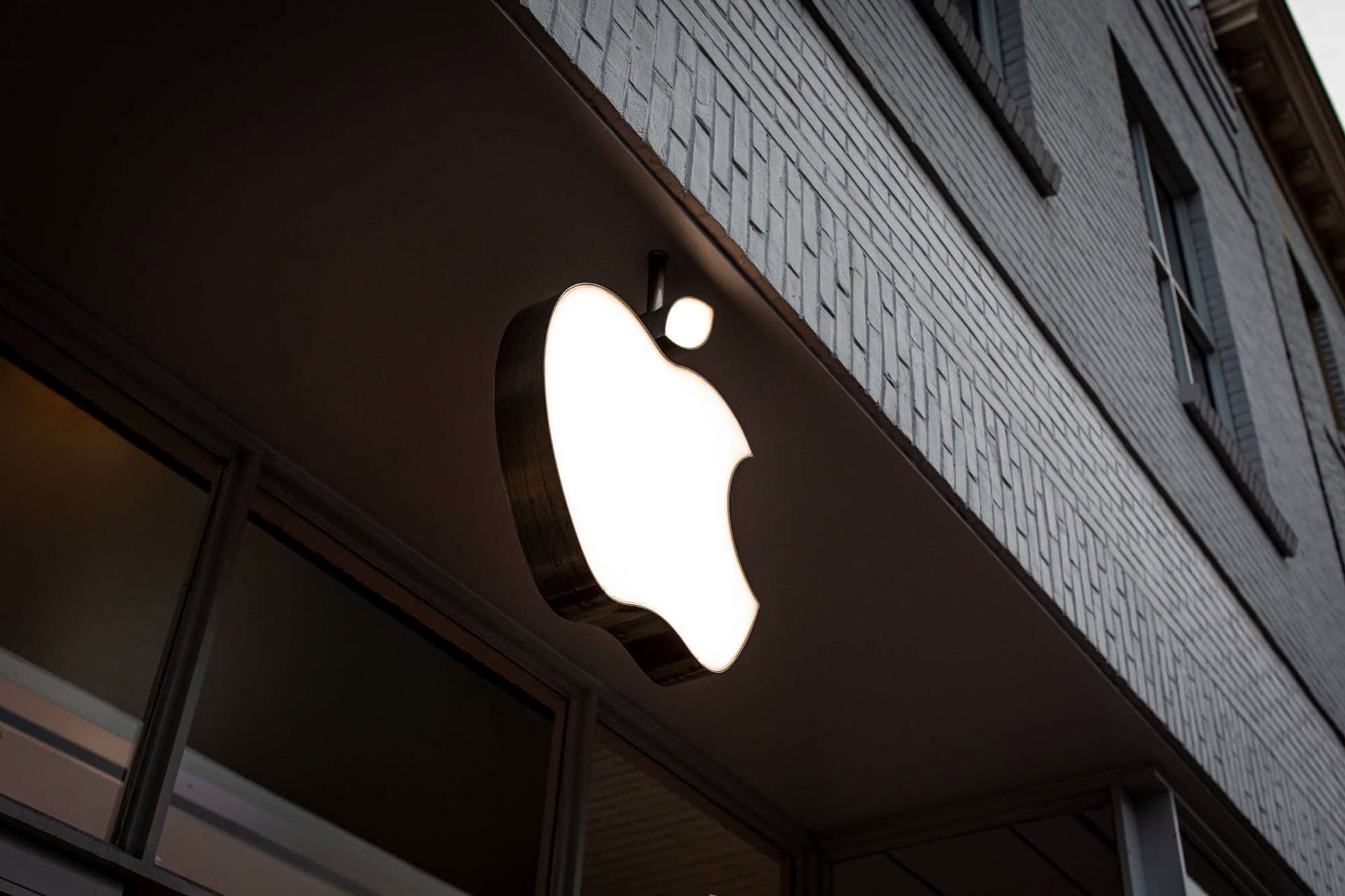 Apple: serviços e margens sobem, iPhone abaixo do consenso e IA guia o próximo CEO