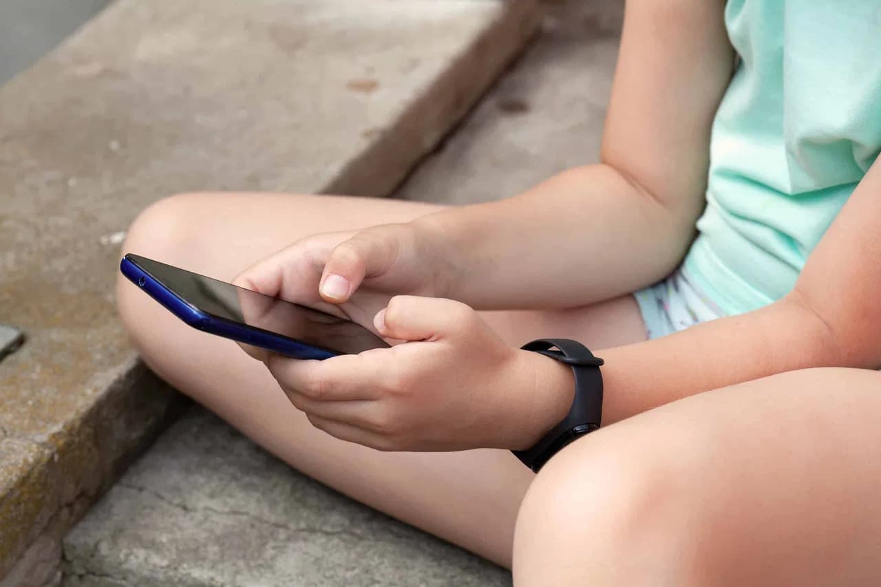 Smartphone na infância: guia com 13 anos e como proteger o sono