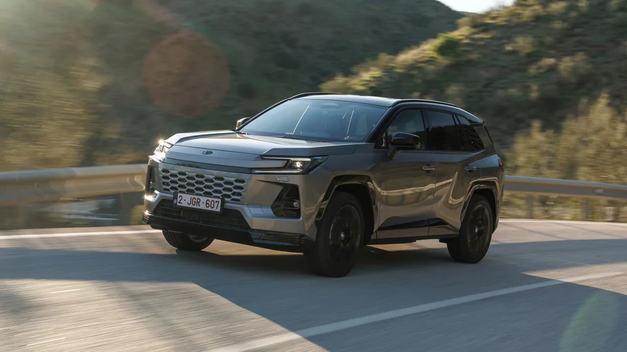 Guia do Toyota RAV4 híbrido plug-in com Arene e Safety Sense 4