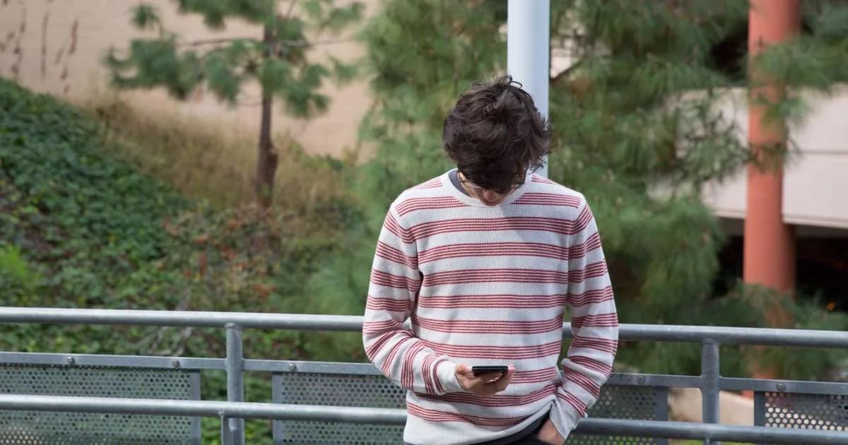 Inclinar o pescoço no celular: 4 ajustes para aliviar o impacto