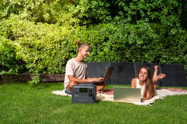BLUETTI AC70 conectada a um painel solar dobrável ao ar livre